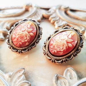 Pretty vintage cameo rose earrings 🌹Tres jolie.